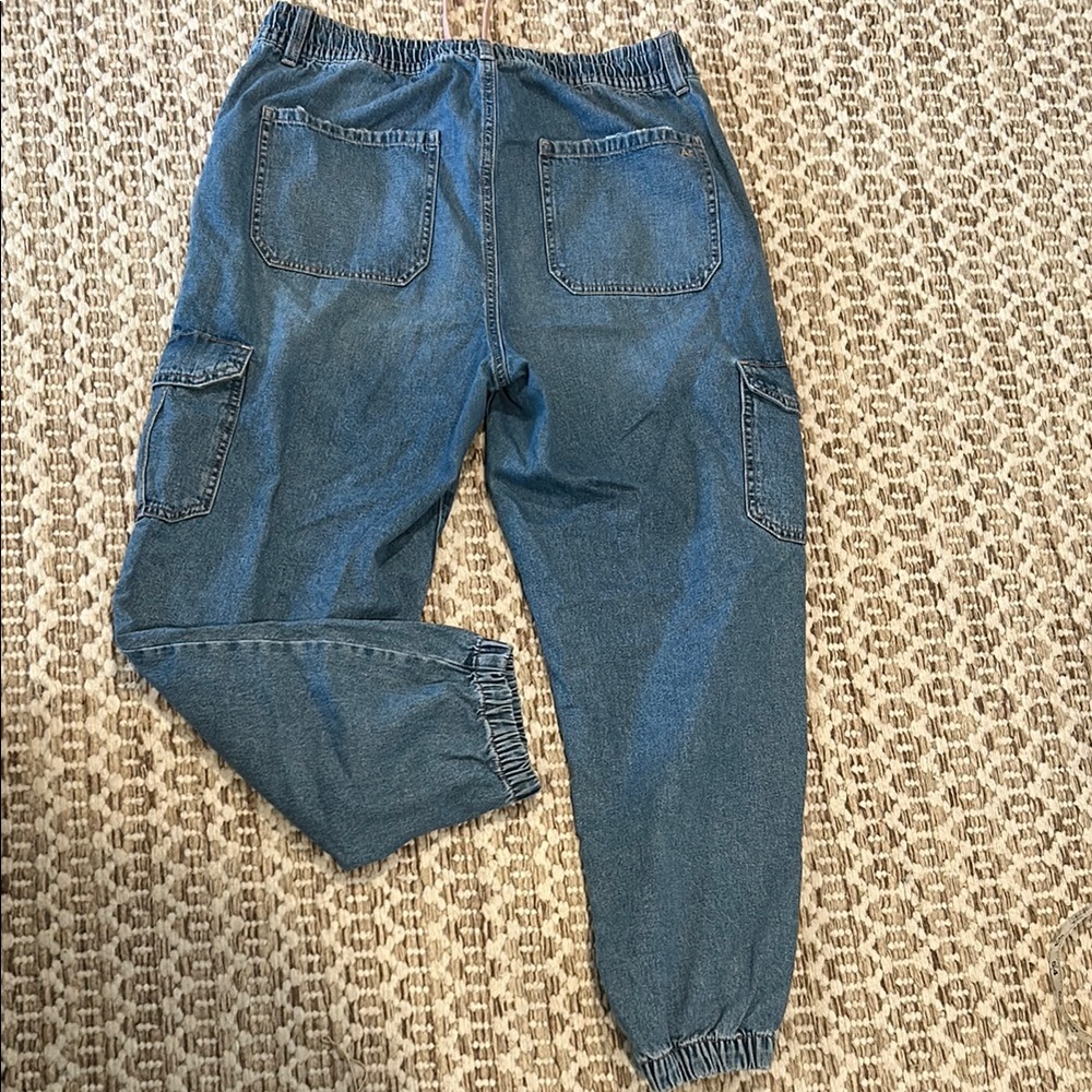 American Eagle Outfitters Blue Cropped Cargo Jeans with Pink Drawstring Accent - Picture 7 of 10